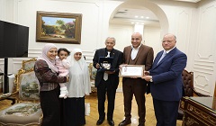 محافظ القاهرة يكرم مهندسًا رفض مليون جنيه رشوة لاستخراج ترخيص بناء