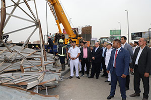 محافظ القاهرة يتابع رفع حطام اللوحة الإعلانية أعلى كوبري أكتوبر 