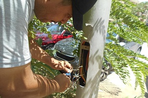 حملات صيانة دورية لأعمدة الإنارة بشوارع الحي