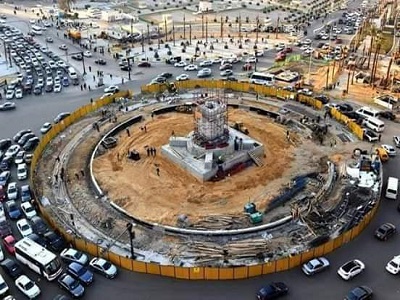 تركيب أول أجزاء مسلة الملك رمسيس الثاني بميدان التحرير