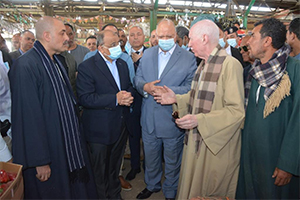 وزير التنمية المحلية ومحافظ القاهرة يتفقدان سوق العبور