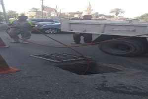 جولة تفقدية لمراجعة ما يتم عمله لمجابهة السيول والأمطار بالحي