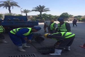 تطهير بلوعات الأمطار بنطاق الحي