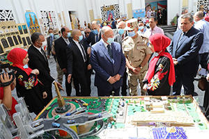محافظ القاهرة يتفقد معرض المنتجات الفنية بمجمع مدارس الملك فهد بمدينة نصر