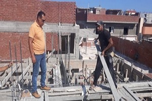 رئيس حي الخليفة يقوم بمتابعة إيقاف أعمال عقار مخالف البناء