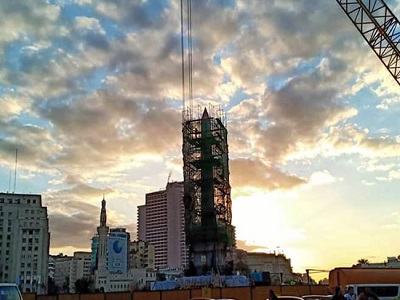 الآثار تنتهى من تثبيت القمة الهرمية لـ مسلة رمسيس الثاني بميدان التحرير