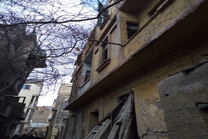 انهيار جزء من عقار بحي وسط