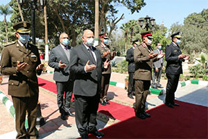 محافظ القاهرة يضع إكليلاً من الزهور على مقابر شهداء المنطقة العسكرية