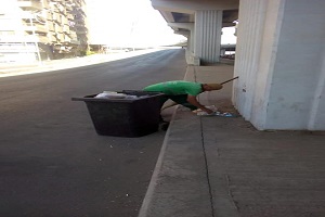 متابعة أعمال النظافة ورفع مخلفات القمامه 