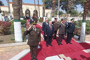 محافظ القاهرة يضع إكليلًا من الزهور على مقابر الشهداء