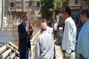 رئيس حي شبرا يقوم بمتابعة أعمال البناء المخالف بالحي