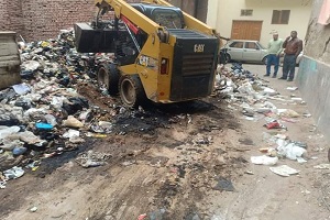 حملة نظافة لرفع مخلفات قمامة من شوارع الحي