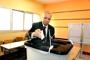 محافظ القاهرة يدلي بصوته في انتخابات الرئاسة