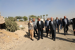 محافظ القاهرة يقوم بجولة تفقدية لمتابعة أعمال التطوير القائمة بمشروعات الطرق