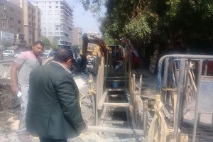 رئيس الحي يتابع مشروع الصرف الصحي 