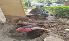 اصلاح كسر مواسير مياه ببعض شوارع الحي