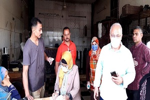 رئيس حي 15 مايو يقوم بالمرور على الأسواق والمخابز والمحلات 