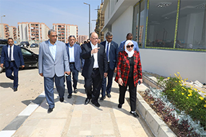 محافظ القاهرة يتفقد أعمال إقامة مصنع للملابس الجاهزة بحى الأسمرات