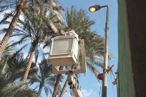 حملة لخلع اعمدة الانارة المتهالكة بالحي