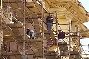 استكمال أعمال الدهانات بميدان طلعت حرب 