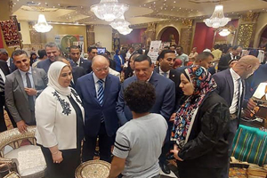 وزيرا التنمية المحلية والتضامن الاجتماعي ومحافظ القاهرة يفتتحون معرض "أيادي مصر"