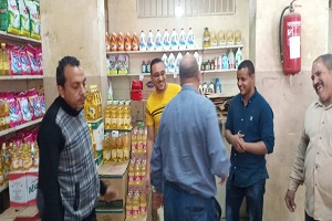 رئيس حي شبرا يقوم بالمرور على المجمعات الإستهلاكية ومراقبة أسعار السلع الغذائية