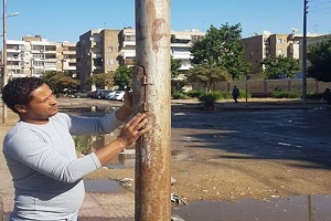 اغلاق أعمدة الإنارة المكشوفة بالحي