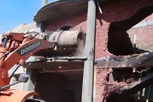 إزالة عقار مخالف بميدان الألف مسكن على محور جسر السويس