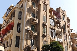 استكمال اعمال الطلاء لواجهات العقارات التراثية بالحي