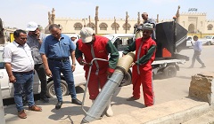 السيارات الحديثة للنظافة تجول في شوارع القاهرة وتنظفها  