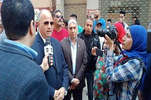 محافظ القاهرة ورئيس حي عابدين يتفقدان لجان الاستفتاء 