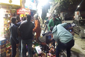 رفع إشغالات تعوق حركة المارة