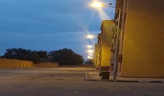 تركيب أعمدة إنارة جديدة بمحور عمر سليمان ومساكن الضباط بالبساتين