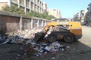 حملة لرفع القمامة حول المدارس بالحي