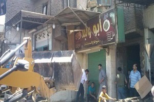 رئيس حي دار السلام يقود حملة لإزالة القمامة والاكشاك المخالفة