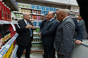 جولة مفاجئة لمحافظ القاهرة على المجمعات الإستهلاكية والأسواق والمخابز بحي الزيتون