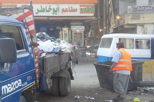 حملة لرفع المخلفات من بعض شوارع حي المطرية