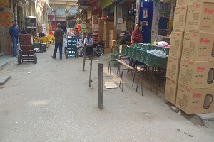 إزالة حواجز حديدية من شوارع الحي