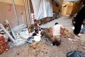 حملات صيانة لإصلاح مواسير المياه والصرف الصحي بالحي