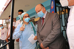 محافظ القاهرة يتفقد مركز تطعيم ضد فيروس كورونا بالاسمرات