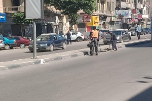 رئيس حي الساحل يتابع حملات النظافة بالحي