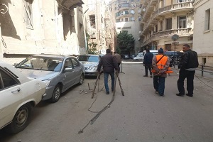 رفع حواجز حديدية تعوق حركة المارة والسيارات