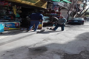 بمتابعة أعمال رفع الاشغالات بالحي  