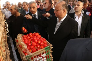 محافظ القاهرة يجتمع بكبار تجار سوق العبور لمكافحة غلاء أسعار الخضر والفاكهة