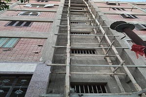 حمله لإيقاف أعمال تركيب مصعد بدون ترخيص بمساكن الشركة الكويتية بالحي