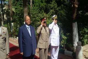 محافظ القاهرة وقائد المنطقة المركزية يضعان إكليل الزهور على مقابر الشهداء