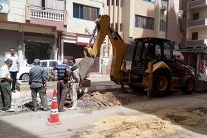 إصلاح ماسورة مياه مكسورة بالحي