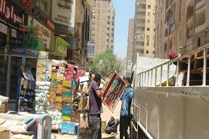 حملة لرفع الإشغالات بشارع 27 بحي السلام أول