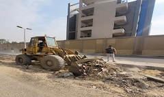 متابعة أعمال الرصف بنطاق الحي