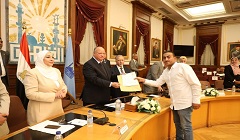 محافظ القاهرة يسلم 26 عقدا موثقا لمصانع بشق الثعبان 